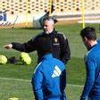 David Navarro da instrucciones durante el entrenamiento de ayer.