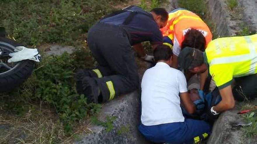 Operativo que atendiendo al herido caído en la cuneta. // FdV