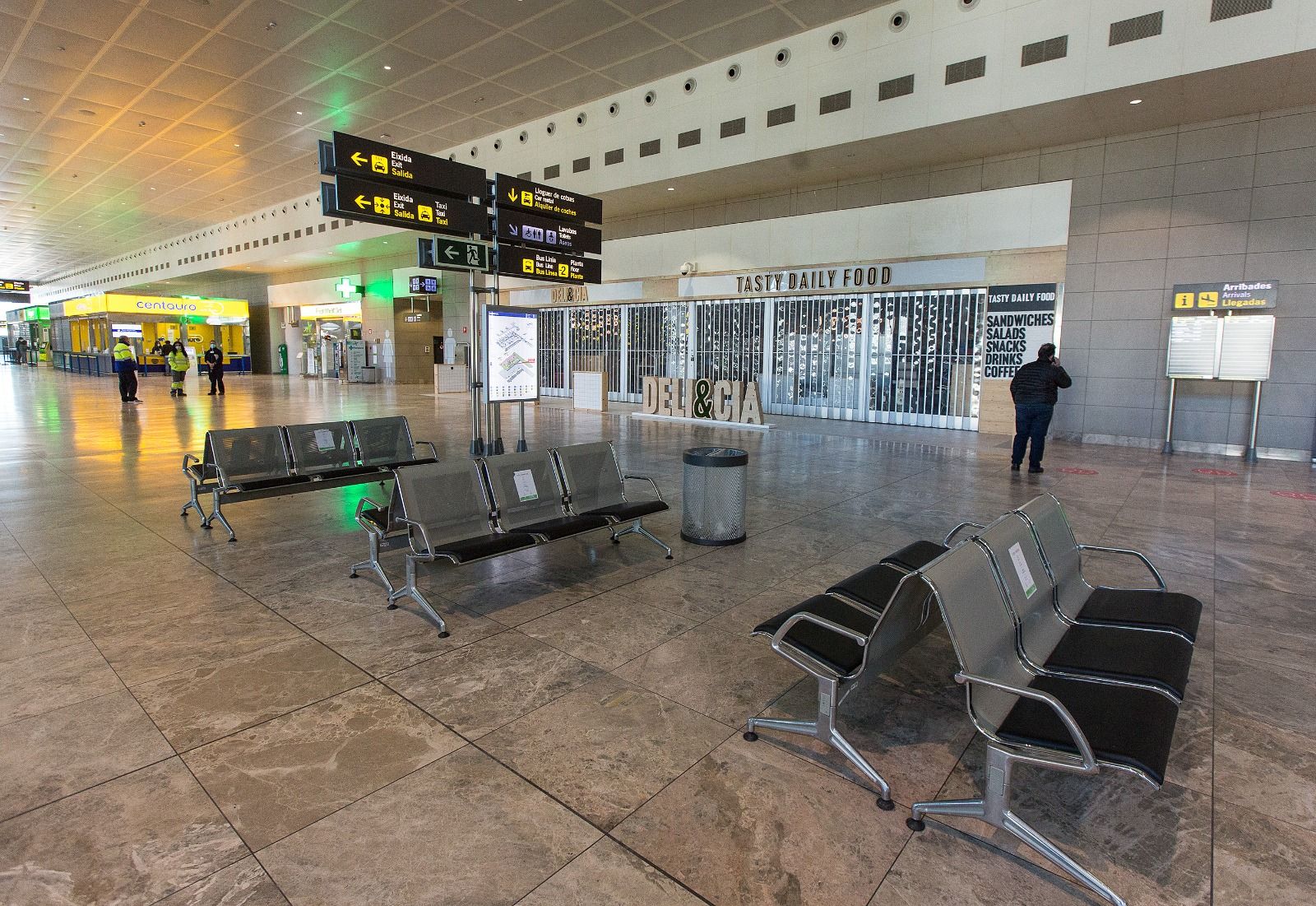 La tercera ola del covid devuelve al aeropuerto de Alicante a los tiempos del confinamiento de marzo