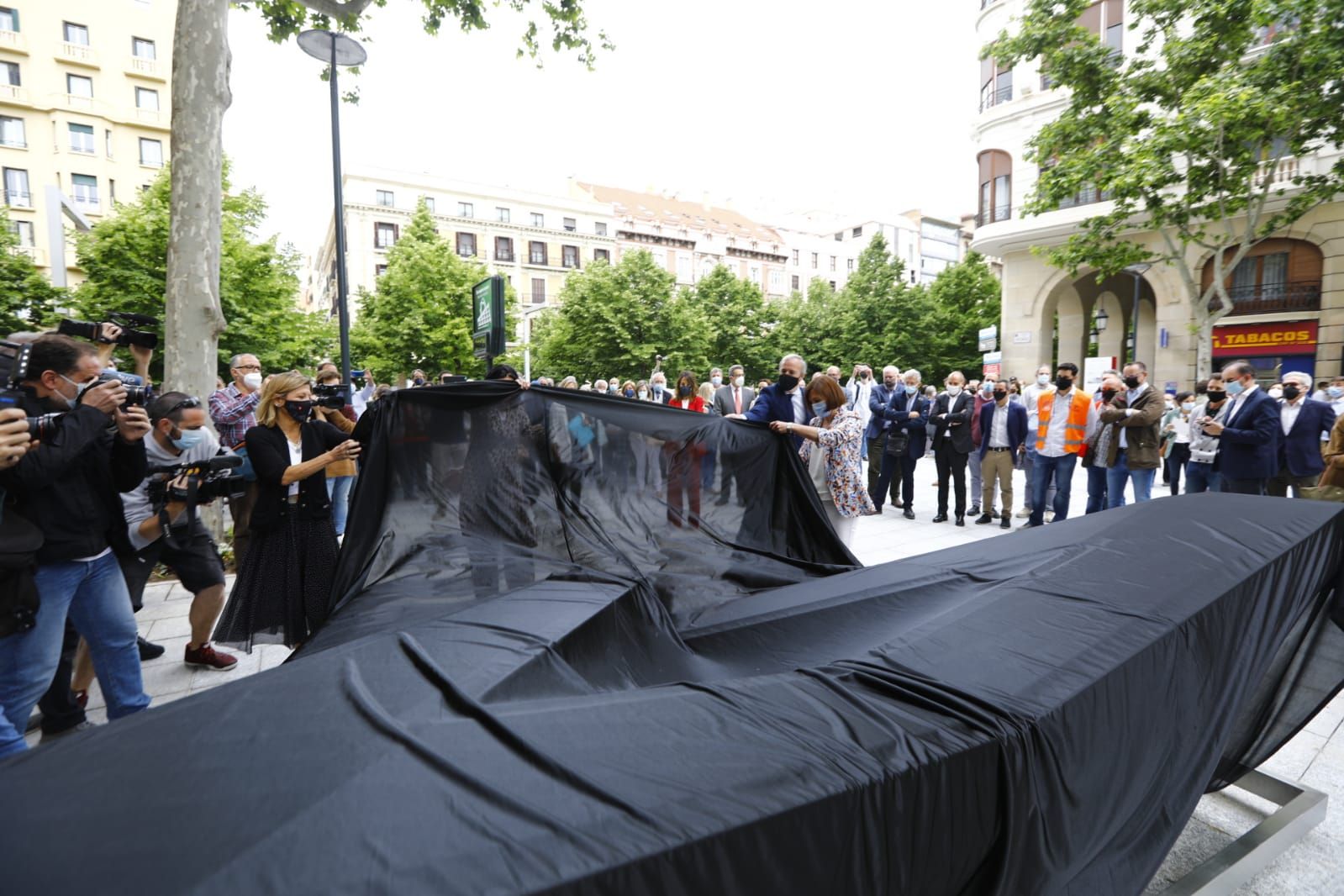 Expectación en la inauguración de la nueva plaza Santa Engracia de Zaragoza