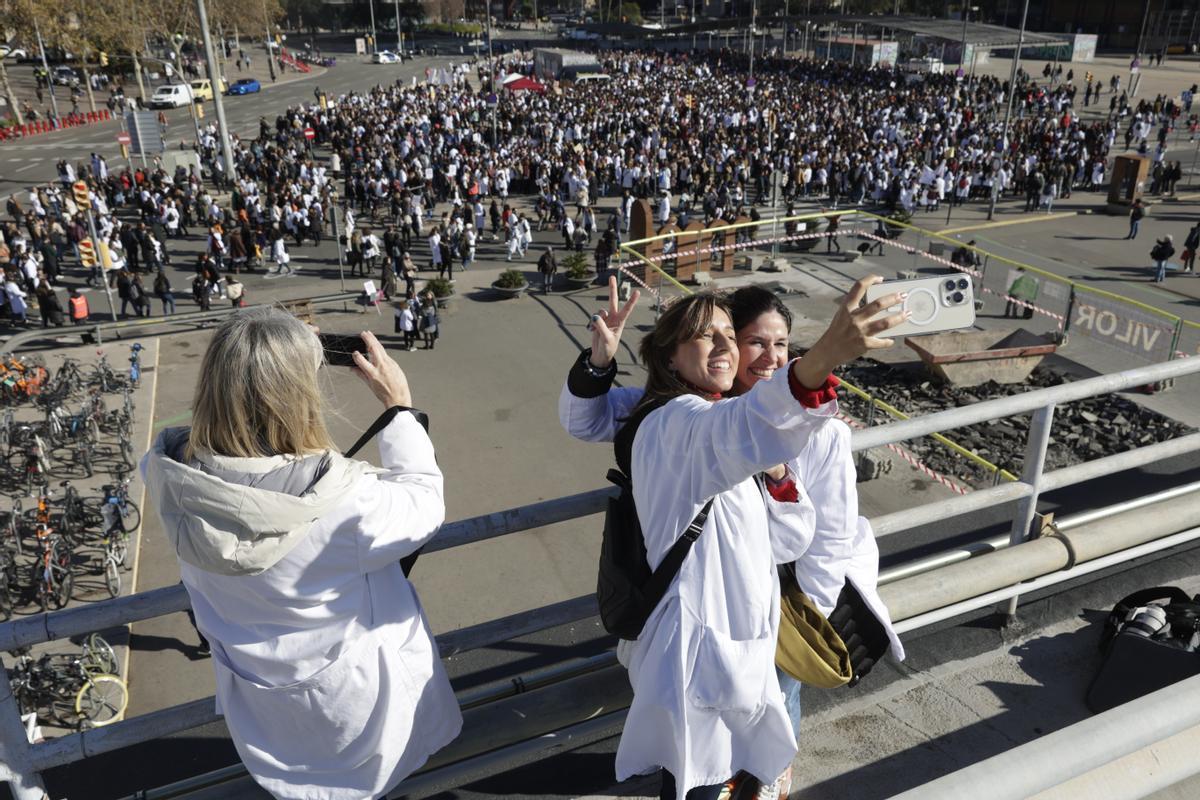 Los sanitarios se han manifestado desde el Departament de Salut hasta la estación de Sants en defensa de la sanidad pública durante el primer día de la huelga de médicos.