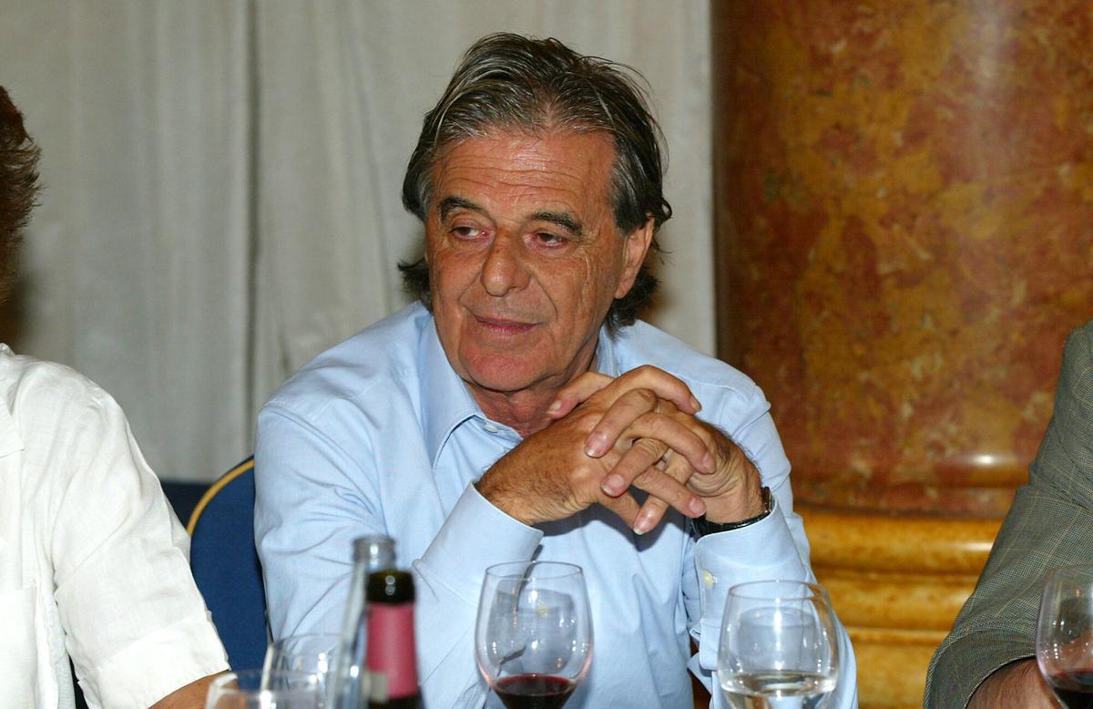 BARCELONA 14/6/2004 TRIBUNA BCN A NICOLAS SARTORIUS, PRESENTADO POR EL CONDE DE SERT EN EL HOTEL RITZ, EN LA FOTO RICARDO BOFILL FOTO DE RICARD CUGAT. POLITICA , CLUBS DE OPINION POLITICA , TRIBUNA BARCELONA , CONFERENCIA DE NICOLAS SARTORIUS , EN LA IMGEN RICARDO BOFILL _ PUBLICADA EPC 15/06/2004 P 10 _ MEDIO ,  PLANO _ SILUETA