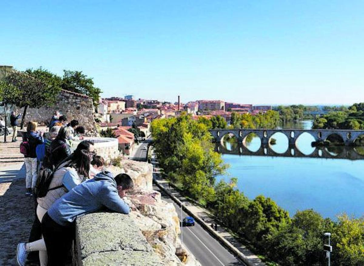 Turistas en el Mirador del Troncoso disfrutan de las vistas al Duero y al Puente de Piedra. | Jose Luis Fernández