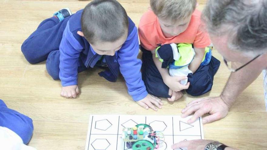 Alumnos de Infantil del Virxe da Cela, ayer, durante la jornada de robótica.