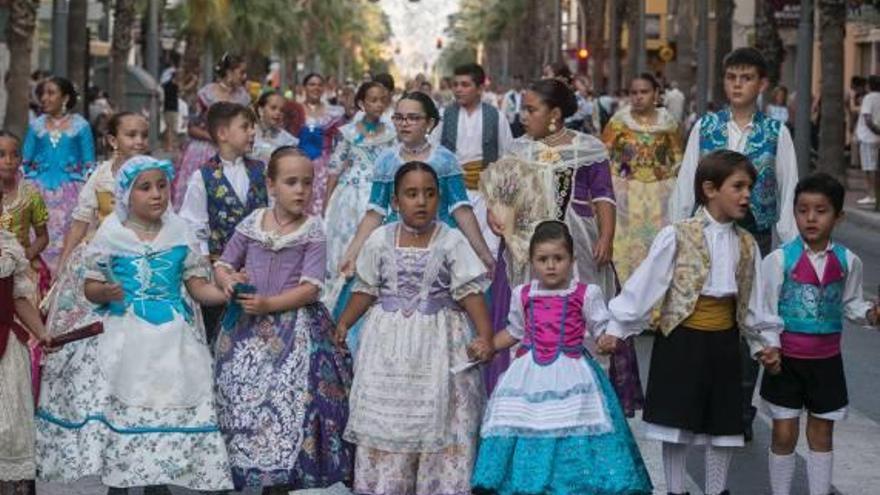 Los festeros salen a la calle con sus mejores galas en el desfile