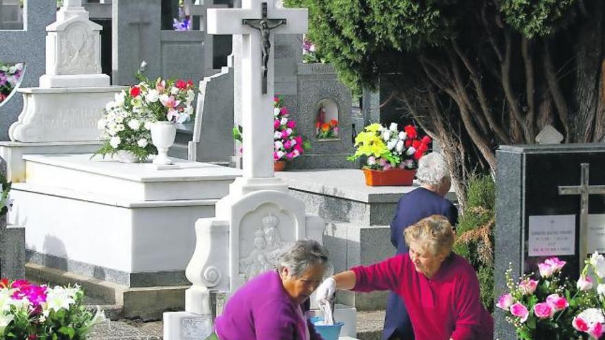 Personas entran y salen del cementerio de San Atilano.