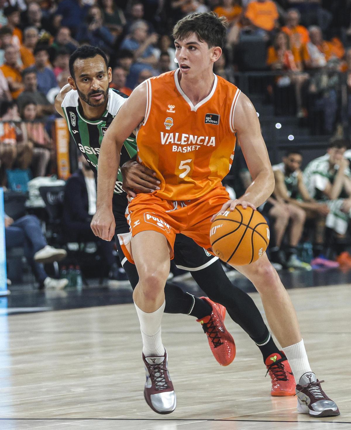 De Larrea, ante Adam Hanga en el segundo partido de la semifinal del playoff de la Liga Endesa.