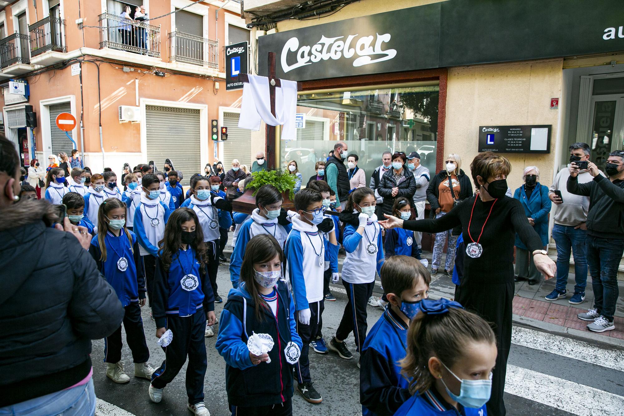 Alumnos de 3 a 16 años del colegio Jesús-María de Villafranqueza sacan seis tronos en procesión