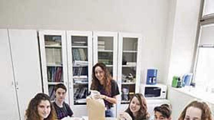 Los ocho alumnos participantes en el campus de criminología.