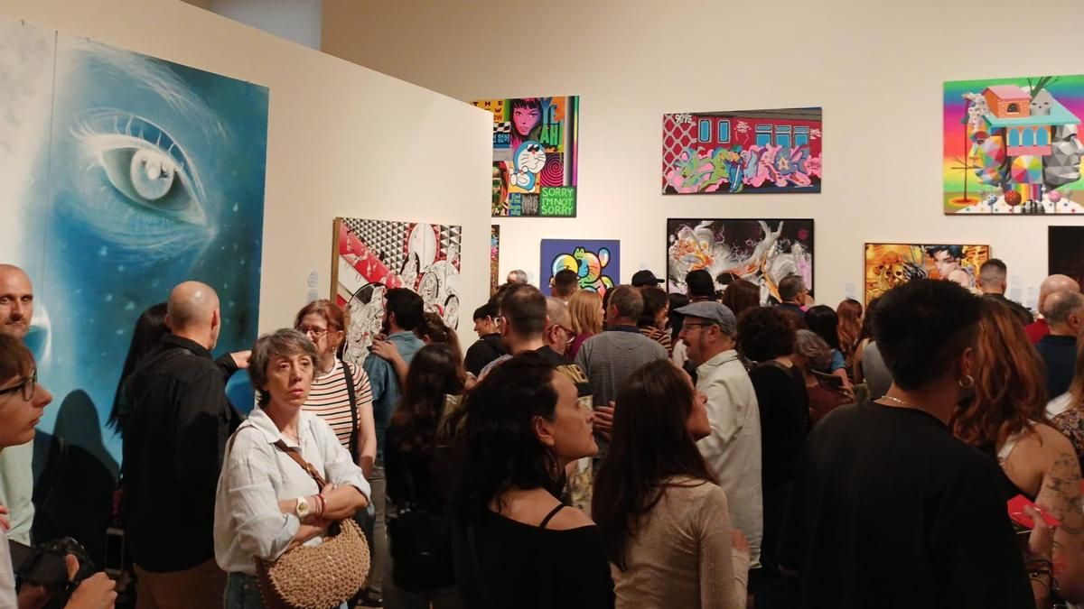 Decenas de visitantes contemplan las distintas obras y piezas que conforman la exposición 'De vándalos a leyendas', que se inauguró en mayo.