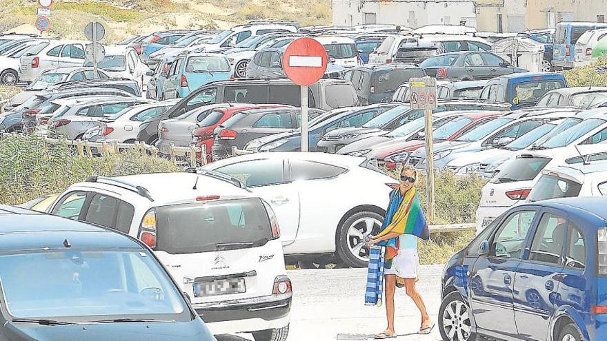 Estado que presentaba al mediodía de ayer una de las zonas de estacionamiento de La Marina, repleta de vehículos durante este primer fin de semana de julio.