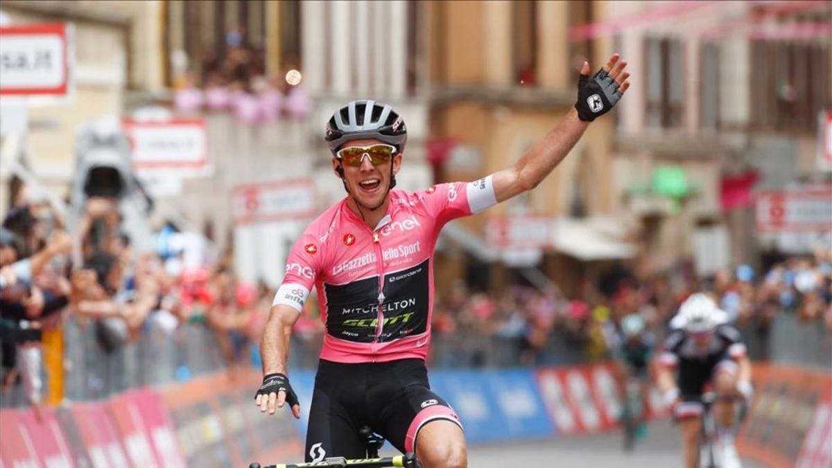 Simon Yates entra ganador en la meta de Osimo y refuerza su 'maglia rosa'