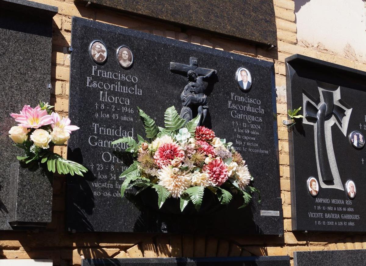 Lápida de Trinidad, su marido y su hijo, en el cementerio de Torrent, pero sin los restos de ella.