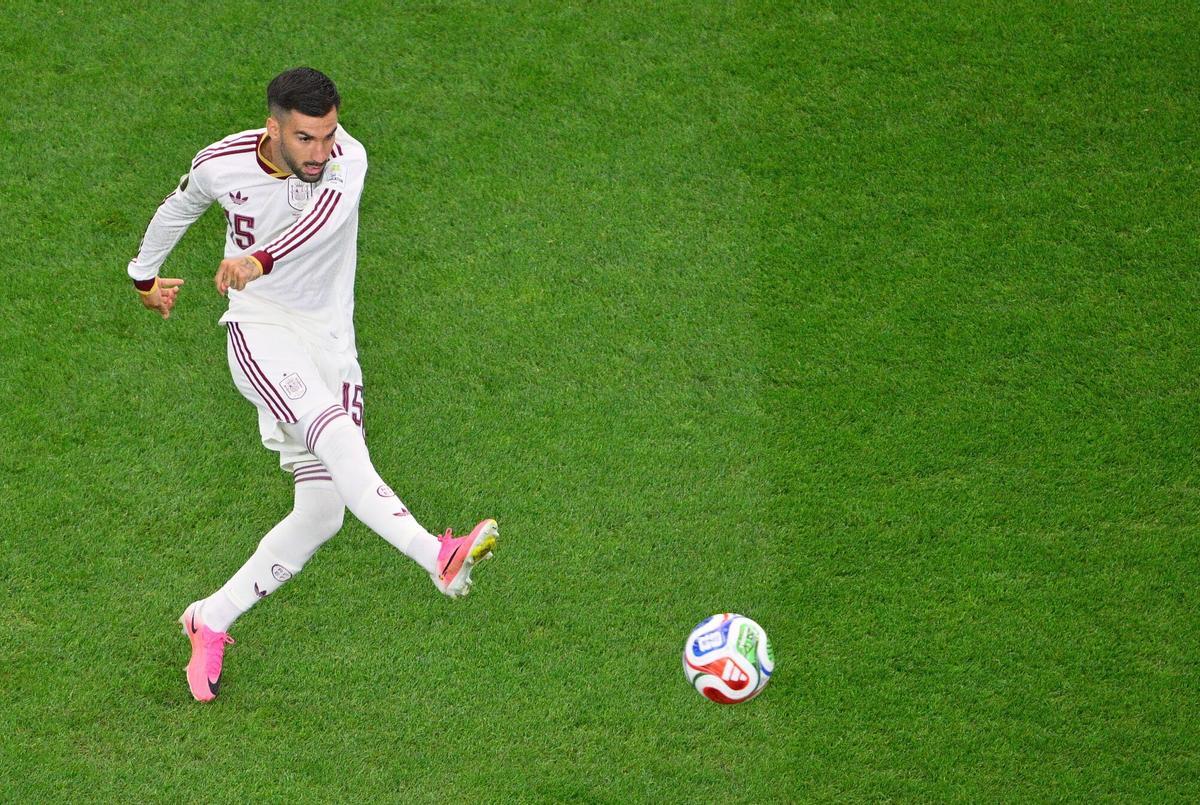 Álex Baena golpea un balón en una de las primeras acciones del partido. Álex Baena golpea un balón en una de las primeras acciones del partido.