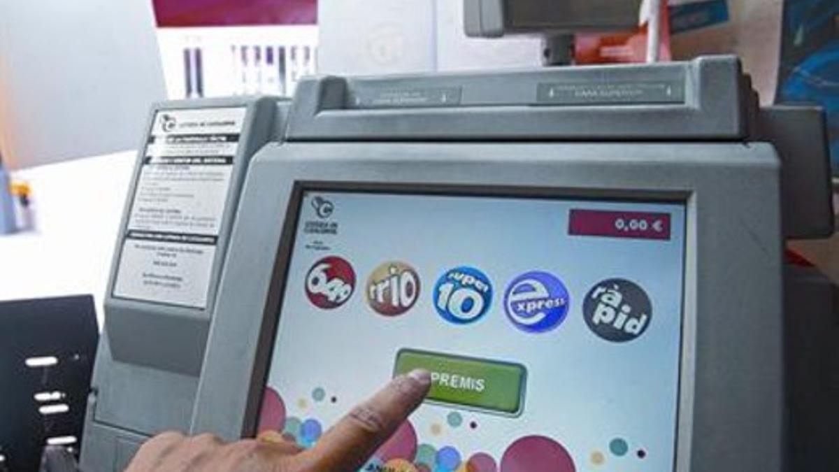 Una máquina digital de juegos de Loteria de Catalunya, en un quiosco de Barcelona.