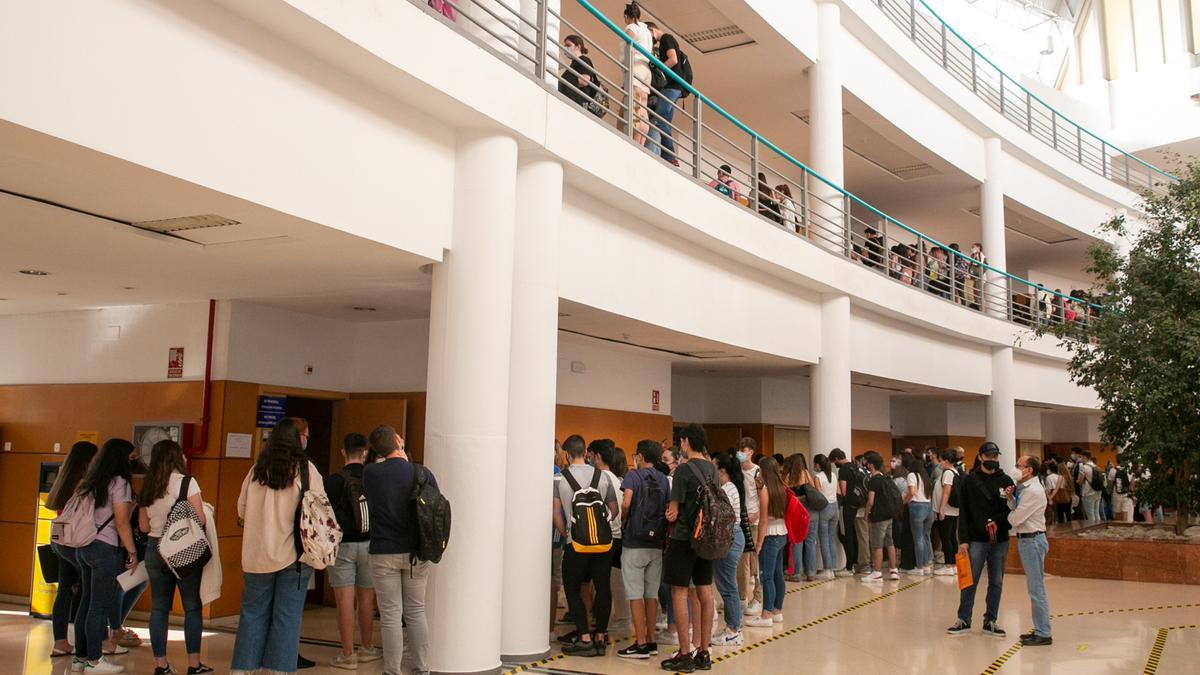 Alumnado a las puertas de su aula respectiva para las pruebas de Selectividad en la UA