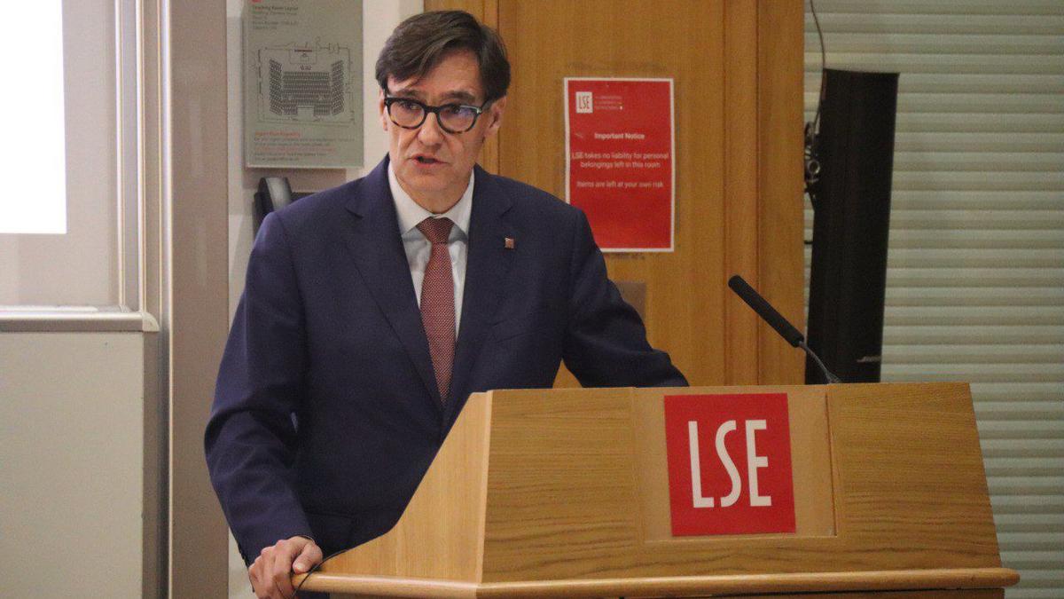 El líder del PSC, Salvador Illa, durante la conferencia en la London  School Of Economics este lunes