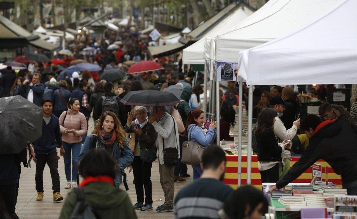 Sant Jordi lluvioso en La Rambla de Barcelona.