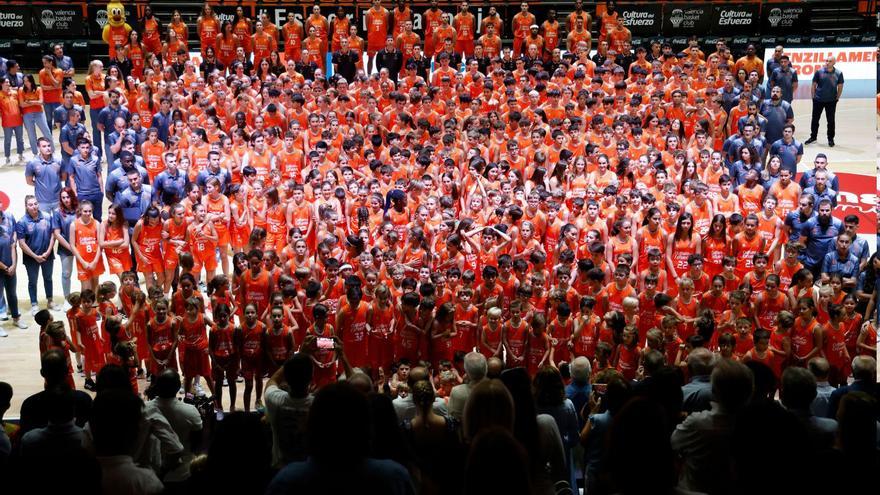 Presentación oficial con 550
 jugadores sobre la pista de La
 Fonteta.  dani tortajada