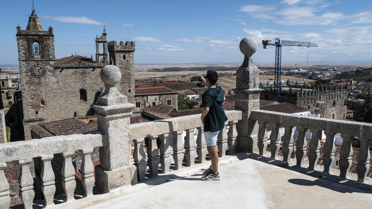 San Mateo avistado desde el punto más alto de la torre del Parador de Cáceres.