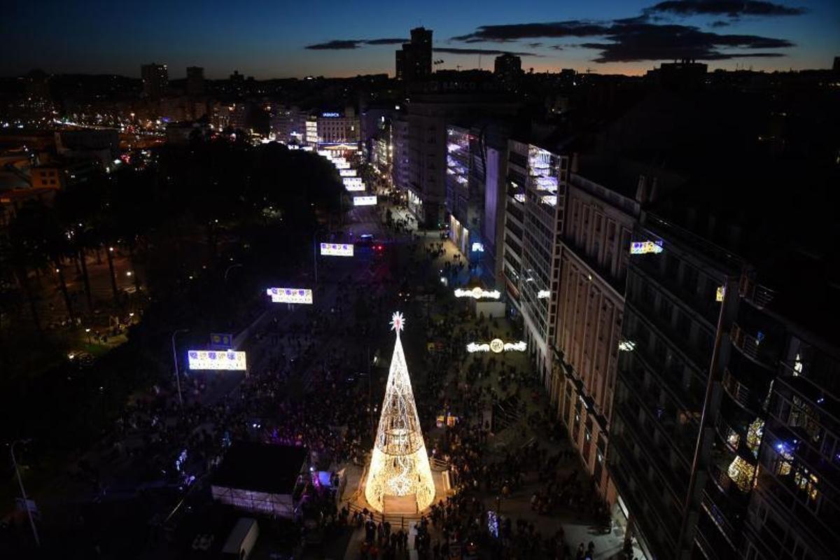 Multitud en torno al Obelisco con las luces de Navidad encendidas.   | // VÍCTOR ECHAVE