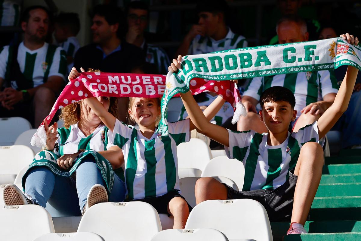 Córdoba CF-Racing de Ferrol | La afición blanquiverde en El Arcángel, en imágenes