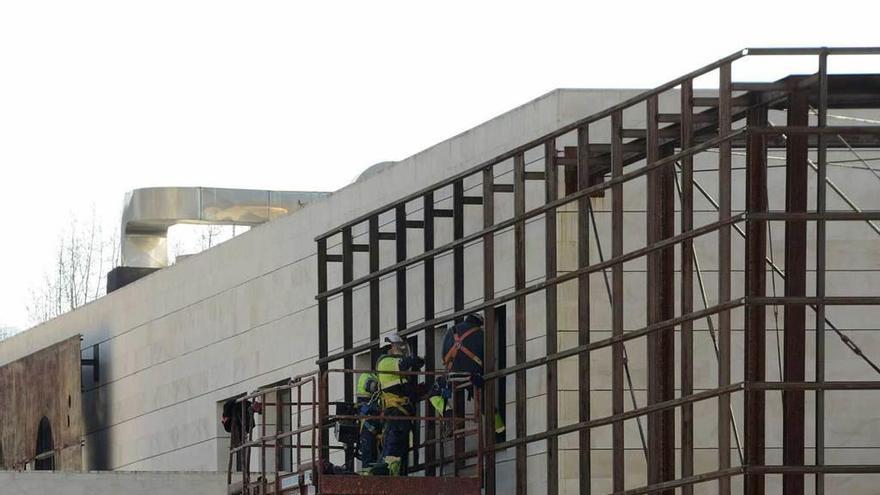 Trabajos de desmontaje de las placas exteriores del centro de discapacitados de Barros iniciados la pasada semana.