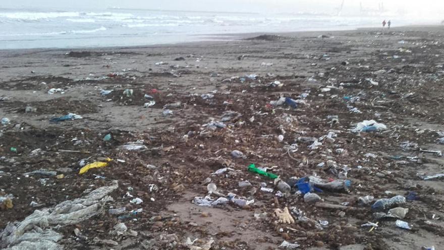 Así amaneció ayer la Playa de la Patacona