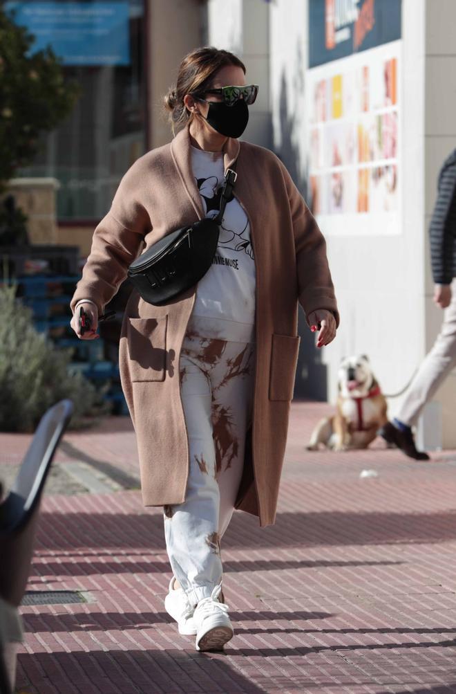 Paula Echevarría con chandal tie dye y abrigo camel