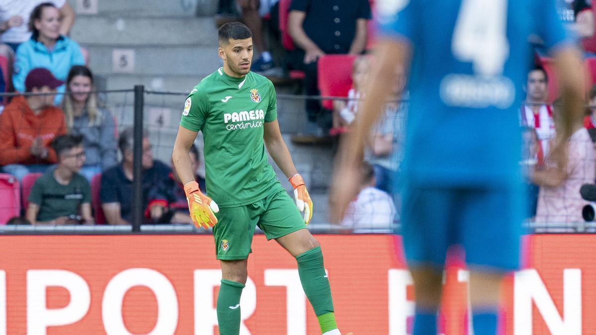 Rulli, con el balón, durante el partido ante el PSV Eindhoven