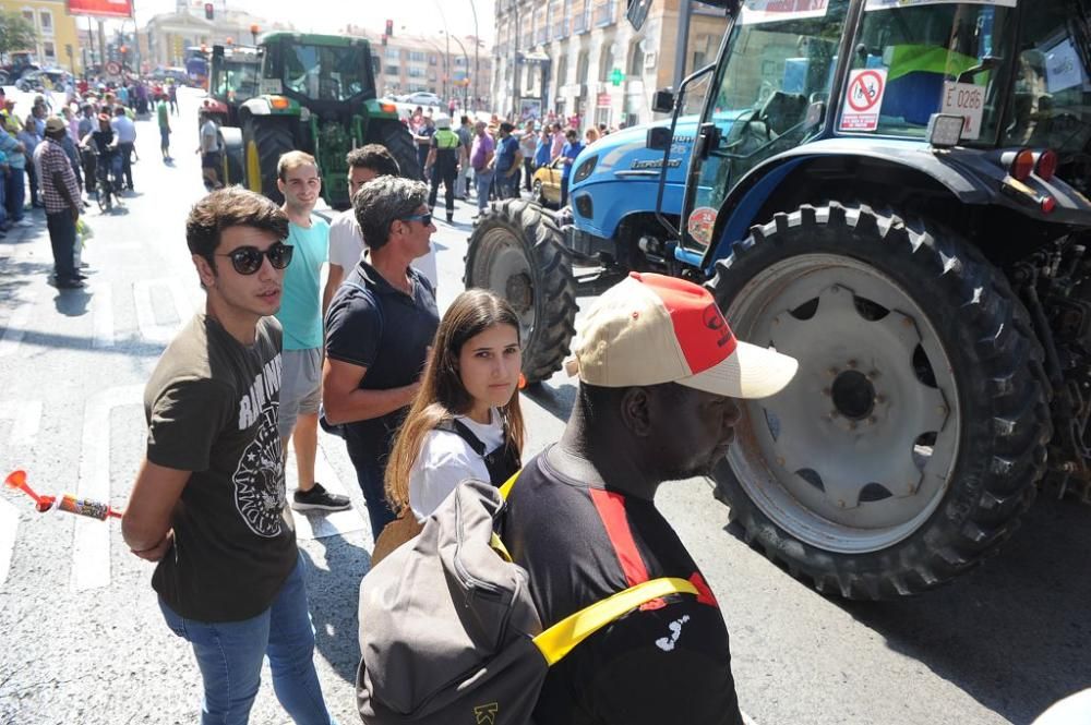 La Gran Vía de Murcia, paralizada por los agricultores