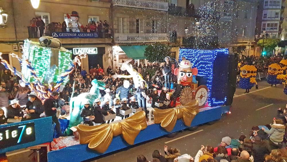 Miles de niños y niñas disfrutan junto a sus familias del desfile récord de la ciudad olívica. Melchor, Gaspar y Baltasar lanzaron caramelos desde sus carrozas.