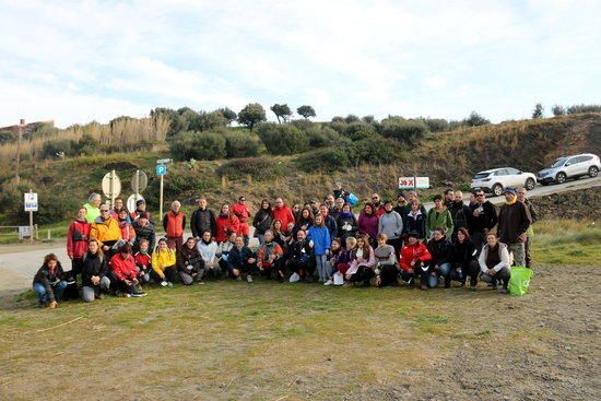 Neteja del chapapote que ha arribat a cap de Creus