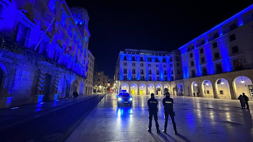 Luces azules para celebrar el 200 aniversario de la Policía Nacional de Alicante