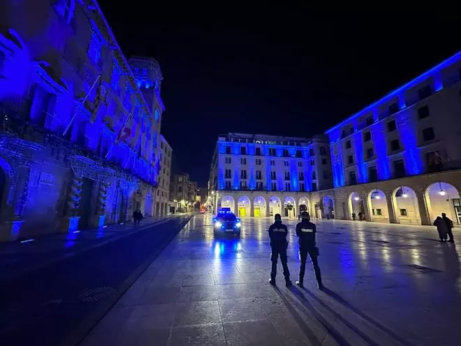 Luces azules para celebrar el 200 aniversario de la Policía Nacional de Alicante