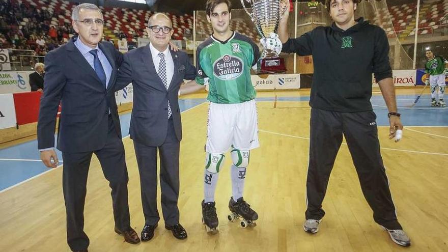 Eduardo Lamas (i), con Paniagua, Josep y Jordi lucen el último trofeo de campeones de Liga.