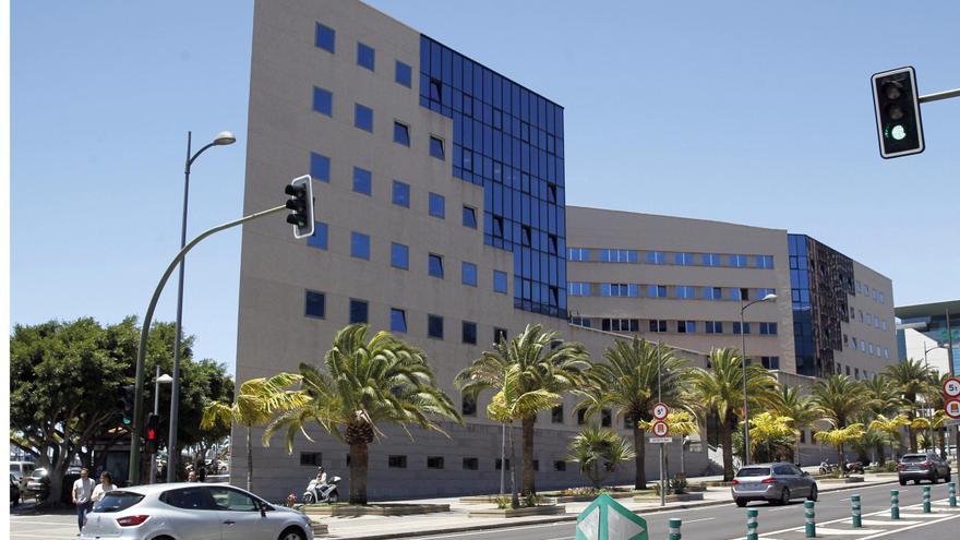 Insultos de maricones, besos volados, escupitajos en el suelo: la fiscal pide dos años de cárcel a un acusado en Tenerife