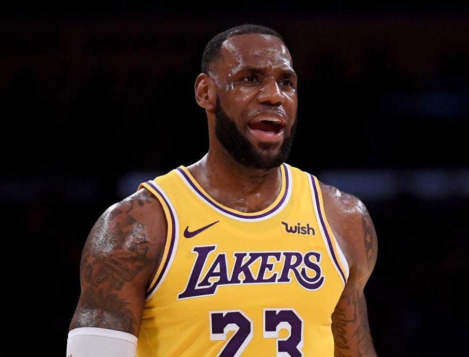 El alero LeBron James vivió su primera noche de superestrella en el Staples Center ante los seguidores de los Lakers de Los Ángeles.