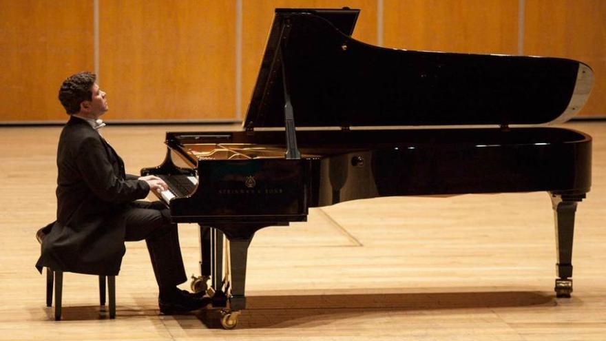 El pianista Denis Matsuev, ayer, durante el concierto que ofreció en el Auditorio de Oviedo.