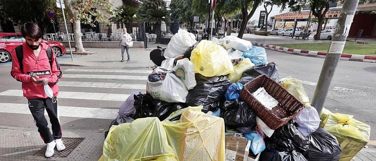 Un montón de bolsas de basura apiladas en una calle de Inca, el pasado fin de semana.