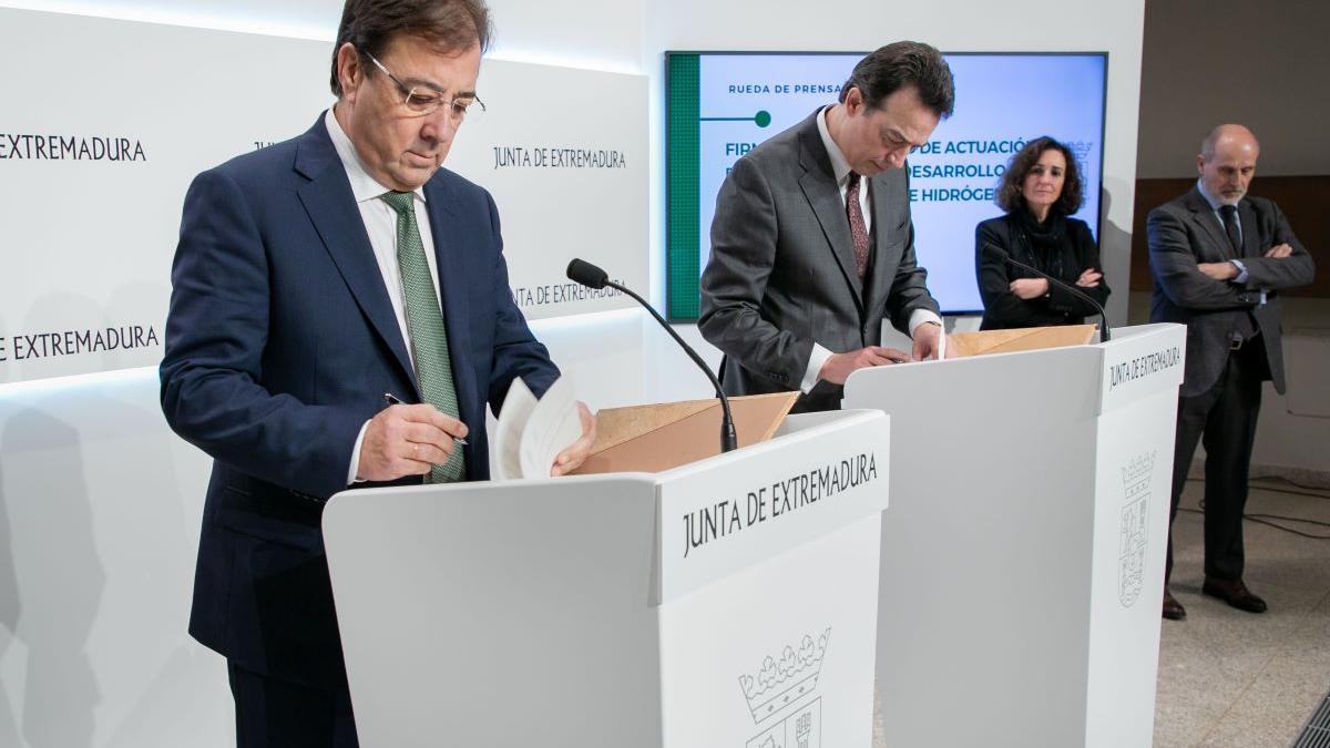 El presidente de la Junta de Extremadura, Guillermo Fernández Vara, con el consejero delegado de Enagás, Arturo Gonzalo Aizpiri, ayer.