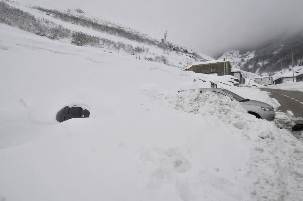 Temporal de nieve, este martes, en el puerto de Pajares