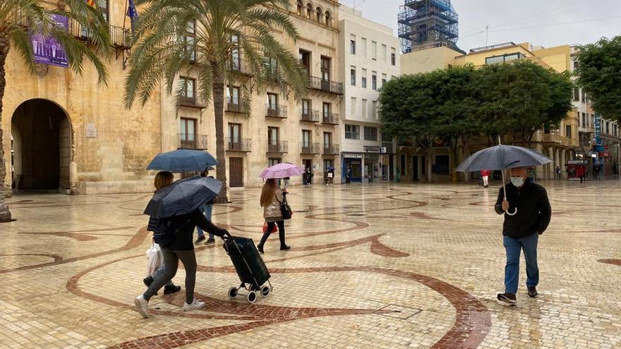 Paraguas en la Plaça de Baix esta mañana, en Elche