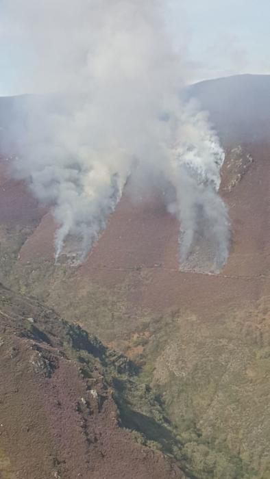 Un incendio castiga Carballeda de Valdeorras