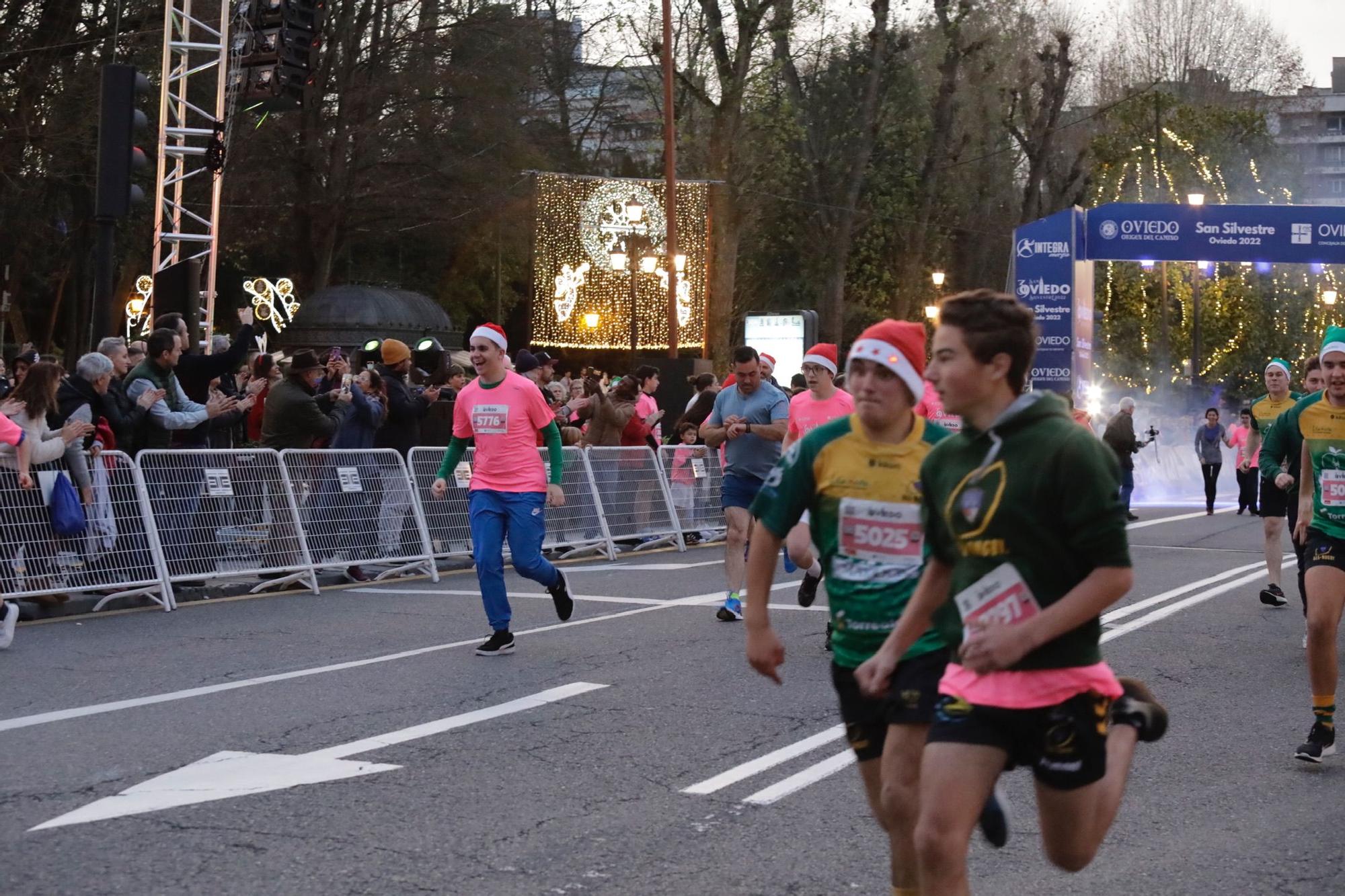 En imágenes: Jaime Bueno (Univerisad de Oviedo) y Mariam Benkert triunfan en la San Silvestre de Oviedo