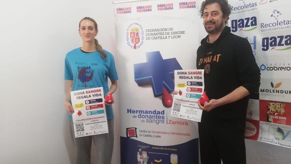 Vendrell y Vasconcelos con el cartel de la Hermandad de Donantes de Sangre