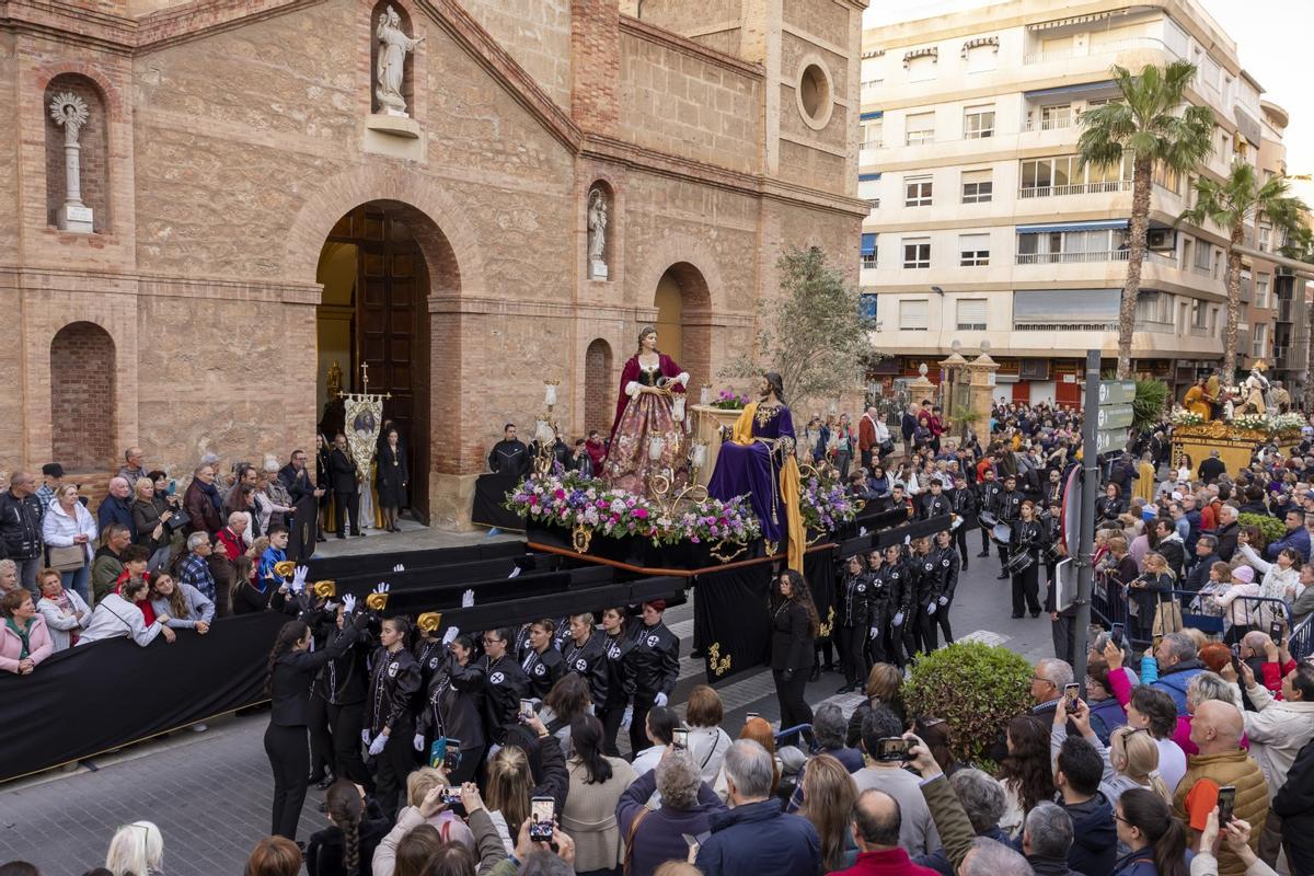 Las quince cofradías de la Semana Santa de Torrevieja recorrieron las calles en Viernes Santo Las quince cofradías de la Semana Santa de Torrevieja recorrieron las calles en Viernes Santo