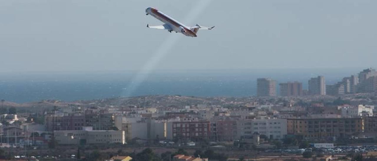 Elche quiere que todas las viviendas afectadas por el aeropuerto se insonoricen