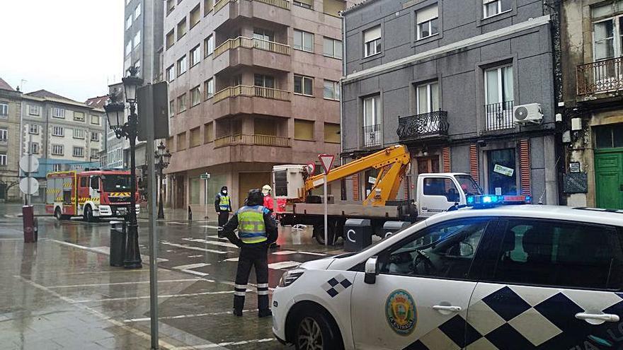 Desprendimientos en la fachada de un edificio en la farola | L.D.