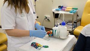 Una enfermera de un hospital prepara un tratamiento